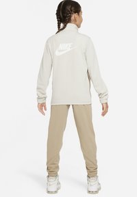 Nike Sportswear SPORTSWEAR - Trainingsanzug - light bone khaki white