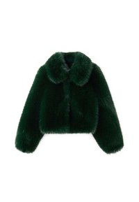 Veste courte en fausse fourrure verte avec un col arrondi, des manches longues, et une texture douce et duveteuse. Sans fermetures ni ornements visibles.