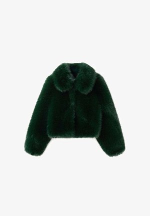 Veste courte en fausse fourrure verte avec un col arrondi, des manches longues, et une texture douce et duveteuse. Sans fermetures ni ornements visibles.