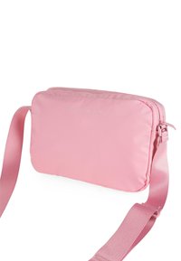 Bolso mensajero acolchado rosa con cierre de cremallera y una correa ancha ajustable. Presenta un logo grabado en la parte frontal. Textura suave.