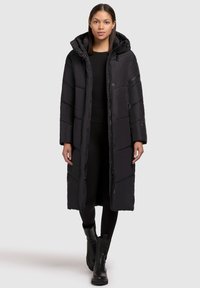 Czarna kurtka puchowa z kapturem, z pikowaną powierzchnią, przednim zamkiem i napami. Teksturowany materiał i długość do połowy uda.
