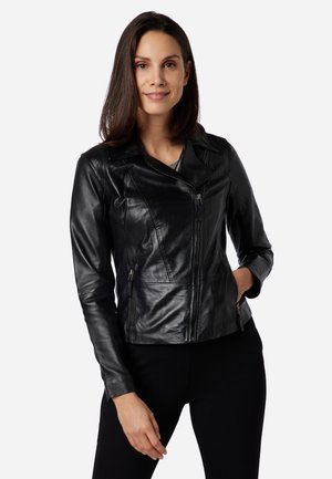 Giubbotto da moto in pelle nera con chiusura a zip frontale, design aderente e due tasche laterali con zip, caratterizzato da dettagli di cucitura discreti.