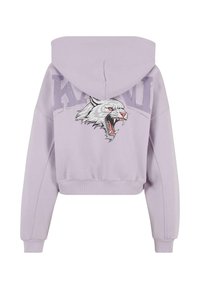 Afklippet lavendel hoodie med en frontlomme i kengurustil, hætte og et hvidt vildkat-tryk på ryggen, fremhævet med en subtil glans.