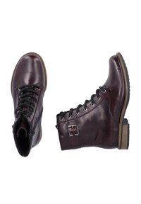 Bottines en cuir marron foncé avec lacets noirs, fermeture éclair latérale, sangle à boucle et petit talon empilé, vues de dessus et de côté.