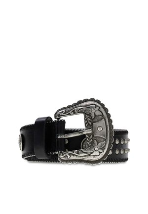 Zwarte leren riem met zilveren gesp met bloemgravure en zilveren studs langs de riem, opgerold getoond op een witte achtergrond.
