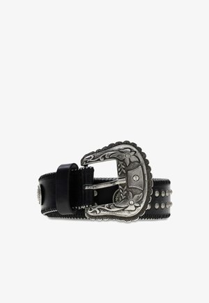 Ceinture en cuir noir avec boucle argentée gravée de motifs floraux et clous argentés le long de la lanière, présentée enroulée sur fond blanc.