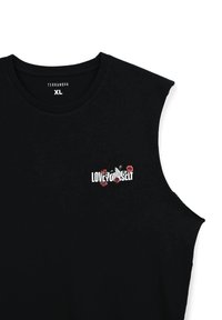 Czarna, bezrękawnikowa koszulka z miękkiego materiału, z białym nadrukiem tekstu "KOCHAJ SIEBIE" z czerwonymi i zielonymi kwiatowymi akcentami na klatce piersiowej.