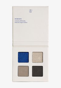 Kompakte Lidschatten-Palette mit vier quadratischen Pfannen: lebendiges Blau, hell schimmerndes Beige, mattes Grau und mattes Schwarz. Weiße Verpackung mit Text.