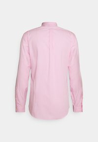 Langärmeliges, rosa-weiß gestreiftes Hemd mit vertikalen Streifen, von hinten gezeigt, mit geknöpften Manschetten und klassischem Kragen.