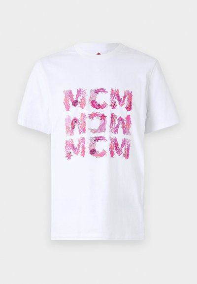 Λευκό βαμβακερό T-shirt με έντονα ροζ σχέδια κοραλλιών και αστέρων της θάλασσας, τοποθετημένα σε πλέγμα στην μπροστινή πλευρά.