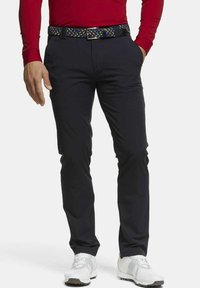 Marineblauwe broek met een slim fit ontwerp, voorzien van een kleurrijke geweven riem. Gemaakt van lichtgewicht materiaal, met voorzakken en een gladde textuur.