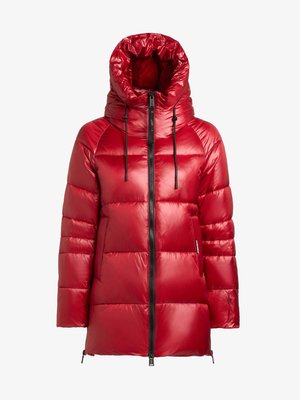 Czerwona puchowa kurtka z wysokim kołnierzem, zamkiem z przodu i regulowanymi ściągaczami. Błyszczący materiał z poziomymi przeszyciami i bocznymi kieszeniami.