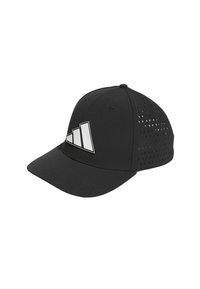 Sort baseball cap med en buet skygge, med et hvidt logo med tre striber og perforeret detaljer på siderne for ventilation.