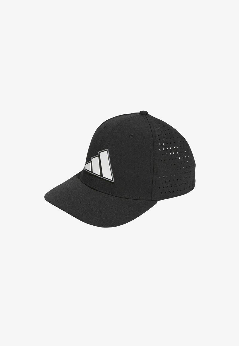 Casquette de baseball noire avec une visière courbée, présentant un logo à trois rayures blanches et des détails perforés sur les côtés pour la ventilation.