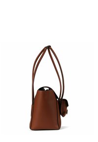 Bruine leren emmerhandtas met twee lange riemen, een afgeronde vorm, een getextureerd uiterlijk en een klein zijvak. Zwarte accenten aan de onderkant.