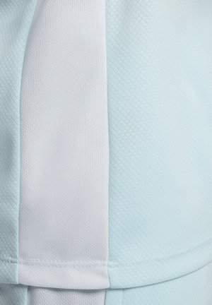 Helles blaues, strukturiertes Gewebe mit einer glatten weißen Fläche. Das Material hat ein dezentes Rautenmuster und saubere Nähte entlang der Kanten.