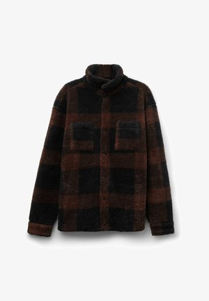 Bruin en zwart geruit fleeceshirt-jack met een hoge kraag, twee voorkruimels en knoopsluiting. Zacht, textuurstof.