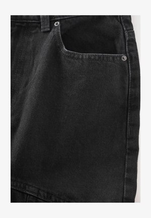 Juodos džinsinės šortai su priekiniu kišenėmis, dekoruotos siuvinėjimu ir metaliniu klyju. Audinys turi šiek tiek tekstūruotą paviršių.