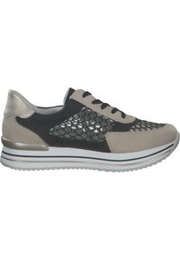 Sneaker beige e nera con dettagli in rete, accenti metallici, allacciatura frontale, suola bianca e finitura testurizzata.