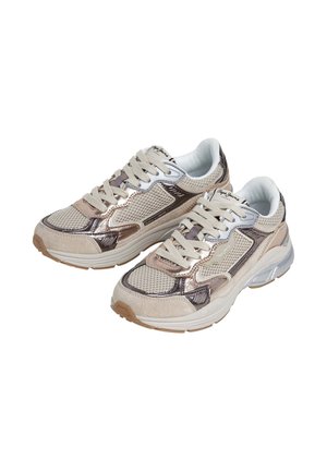 Sapatilhas lace-up em tom bege e rosa metálico, com painéis de malha, colarinhos acolchoados e solas de borracha grossas, concebidas para uso casual.