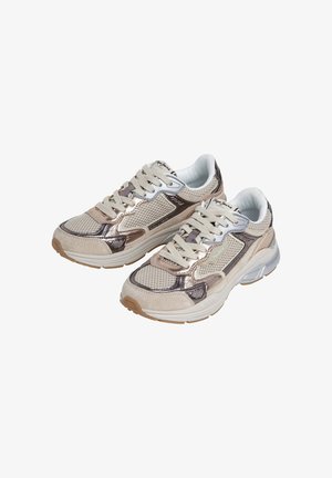 Sapatilhas lace-up em tom bege e rosa metálico, com painéis de malha, colarinhos acolchoados e solas de borracha grossas, concebidas para uso casual.