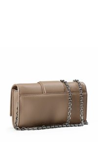 Borsa a mano in pelle color cuoio con forma rettangolare strutturata, superficie testurizzata, cuciture in rilievo e tracolla a catena argento.