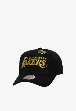 Schwarze Baseballkappe mit goldenem "Los Angeles Lakers"-Logo und kleinem goldenen Lakers-Anstecker vorne.