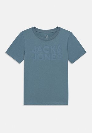 Korte mouwen blauw T-shirt met geperst "JACK & JONES"-tekst aan de voorkant en een ronde hals.