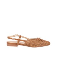 Scarpa piatta slingback tessuta color beige con punta arrotondata, dettaglio a nodo decorativo e tacco basso impilato. Cinghia regolabile per una vestibilità sicura.