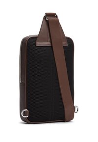 Καφέ και μαύρη τσάντα ταχυμεταφορέα με υφή πλεγμένου διχτυού στην πλάτη, πλαϊνό κλείσιμο με φερμουάρ, ρυθμιζόμενο λουρί και μεταλλικές λεπτομέρειες.