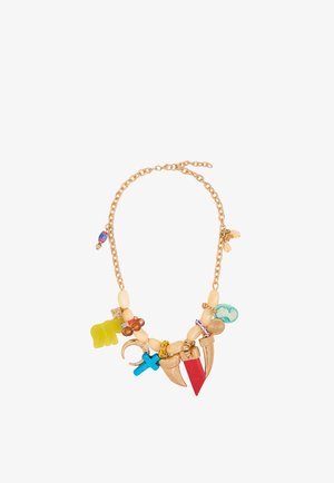 Naszyjnik z łańcuszka ze złota z wielokolorowymi koralikami i zawieszkami, w tym niebieskim krzyżem, czerwonym trójkątnym wisiorkiem, zielonym liściem i złotymi pazurami.