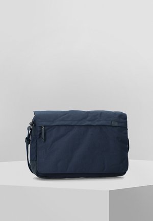Prostokątna torba na ramię w kolorze granatowym z klapą, kieszonką na zamek z przodu i regulowanym paskiem na ramię.