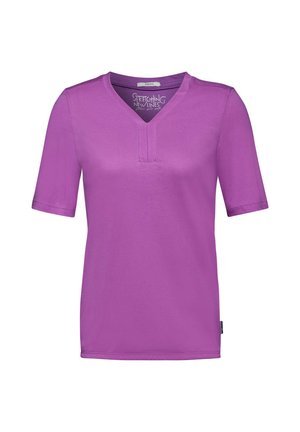 Koszulka z krótkim rękawem w dekolcie w kształcie litery V, wykonana z jednolitego fioletowego materiału, z delikatnym przeszyciem przy dekolcie i luźnym krojem.
