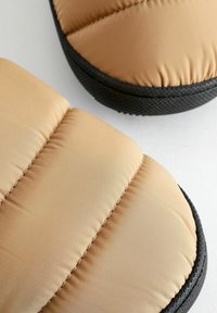 Next WATER REPELLENT QUILTED - Domácí obuv - camel