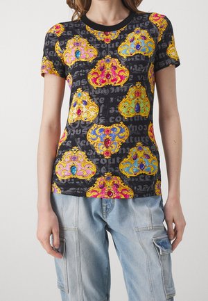 Korte mouwen zwarte t-shirt met een levendig barokpatroon in geel, roze en blauw, met juweelaccenten. Ronde halsontwerp.
