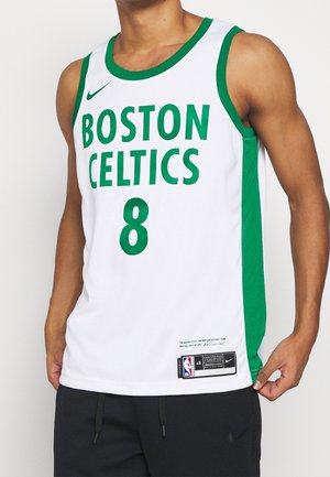 Mężczyzna w biało-zielonej koszulce koszykarskiej Boston Celtics z numerem 8 i logo Nike.