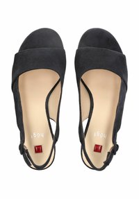 Czarne zamszowe sandały z otwartym noskiem, bocznymi wycięciami i regulowanym zapięciem. Zawierają czerwony akcent przy pięcie.