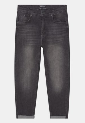 Jean en denim gris avec une coupe fuselée, comprenant cinq poches, un délavage subtil et des ourlets retroussés au bas pour un style décontracté.