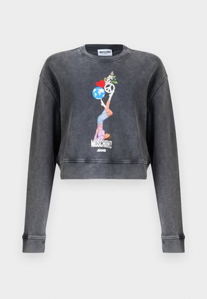 Σκούρο γκρι cropped φούτερ Moschino με γραφικό που απεικονίζει γυναίκα να κρατά ισορροπία ανάμεσα σε γήινη σφαίρα, καρδιά, σύμβολο ειρήνης και λουλούδια, με το κείμενο Moschino Jeans από κάτω.
