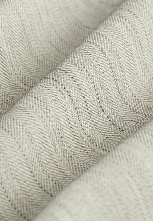 Textil s jemně šedým vzorem rybí kosti a texturovaným tkaním. Měkké vlákna vytvářejí jemnou hloubku v designu a barvě.