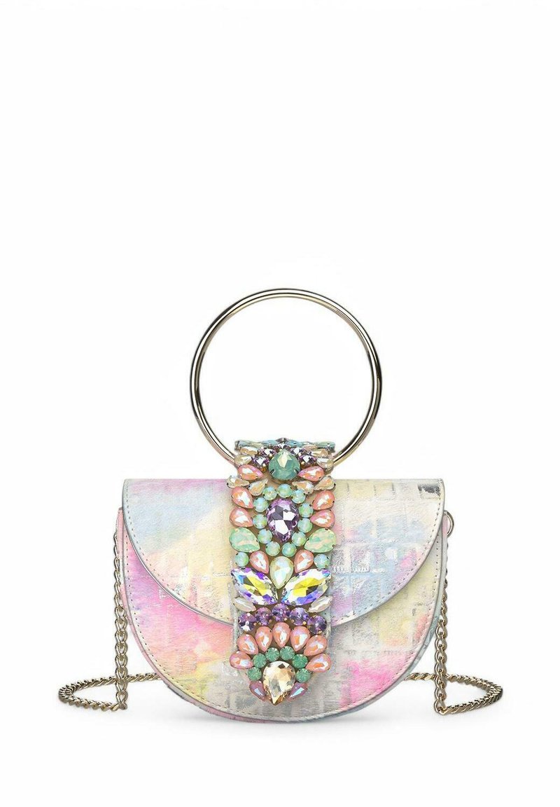 Bolso metálico pequeño con un asa redonda, que presenta un acabado iridiscente, detalles decorativos con gemas en colores pastel y una correa de cadena.