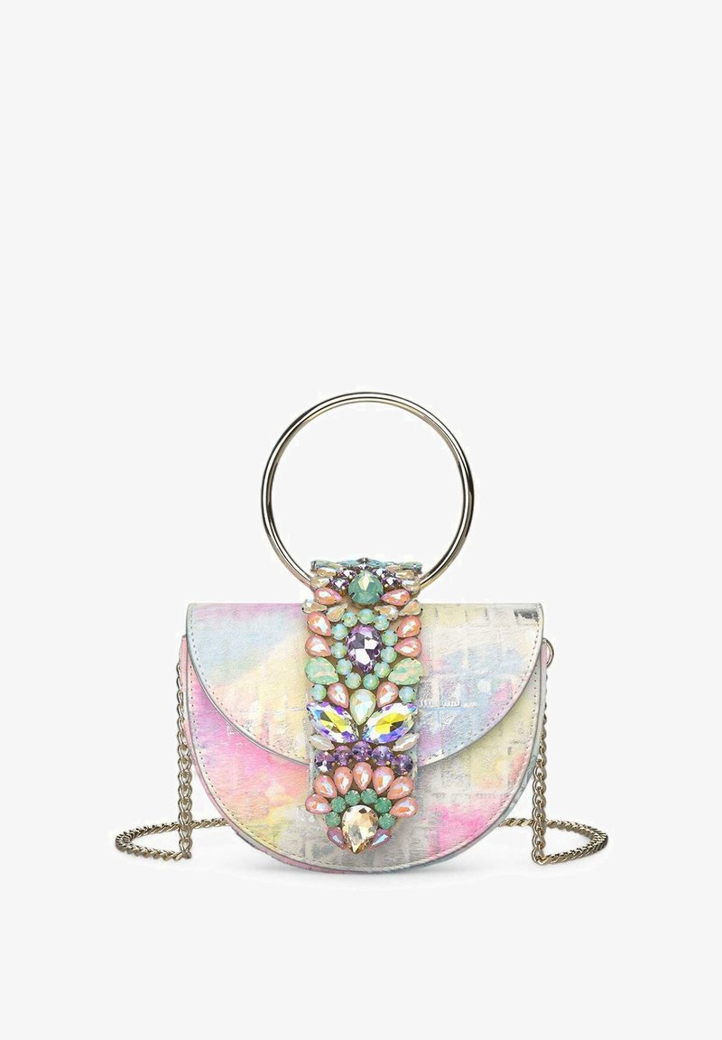 Bolso metálico pequeño con un asa redonda, que presenta un acabado iridiscente, detalles decorativos con gemas en colores pastel y una correa de cadena.