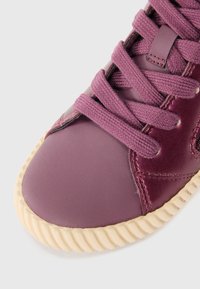 Lila Leder-Sneaker mit strukturiertem Finish, runder Zehenpartie und kontrastierender beigefarbener Gummisohle. Verfügt über geflochtene Schnürsenkel und Metallösen.