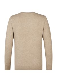 Beige trui met een gestructureerde brei, ronde hals en geribde manchetten en zoom. De achterkant toont een gladde, egale stofafwerking.