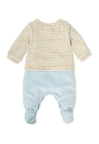 Top de manga larga a rayas color beige con pantalones de terciopelo azul suave. El top tiene un cuello redondo; los pantalones tienen puños elásticos y un corte relajado.