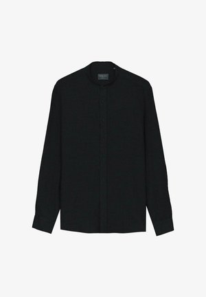 Czarna koszula z długim rękawem, okrągłym kołnierzykiem i zapięciem na guziki, z subtelnie teksturowanym wzorem. Brak widocznych logo.