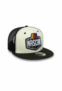 Gorra de NASCAR con frente crema y parte trasera de malla negra. Incluye un visor negro y un prominente logo de NASCAR bordado.