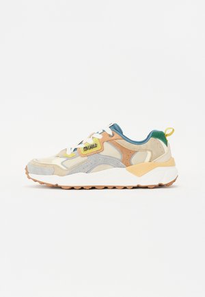 Flerfargede sneakers med en blanding av beige, grå og oransje materialer med en teksturert overflate. Hvit såle med oransje detaljer. Lett design.