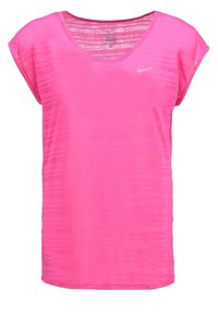 Rosa Nike-t-shirt med lös passform, V-ringning och kort ärm. Har horisontella ränder och en liten logga på bröstet.