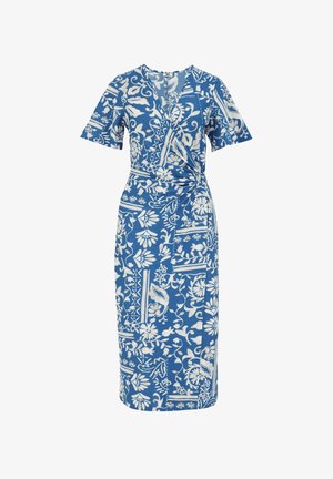 Blå omlotklänning med korta ärmar, prydd med ett vitt blommönster och geometriskt mönster, tillverkad av texturerad tyg. Knä-lång design.